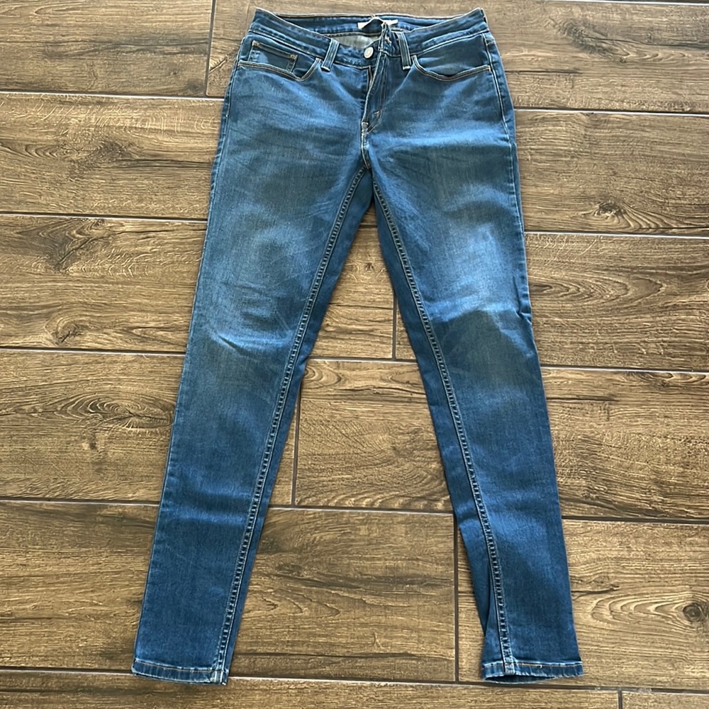 Women Levis jeans. Size 30. Minor rip on belt loop otherwise great condition.